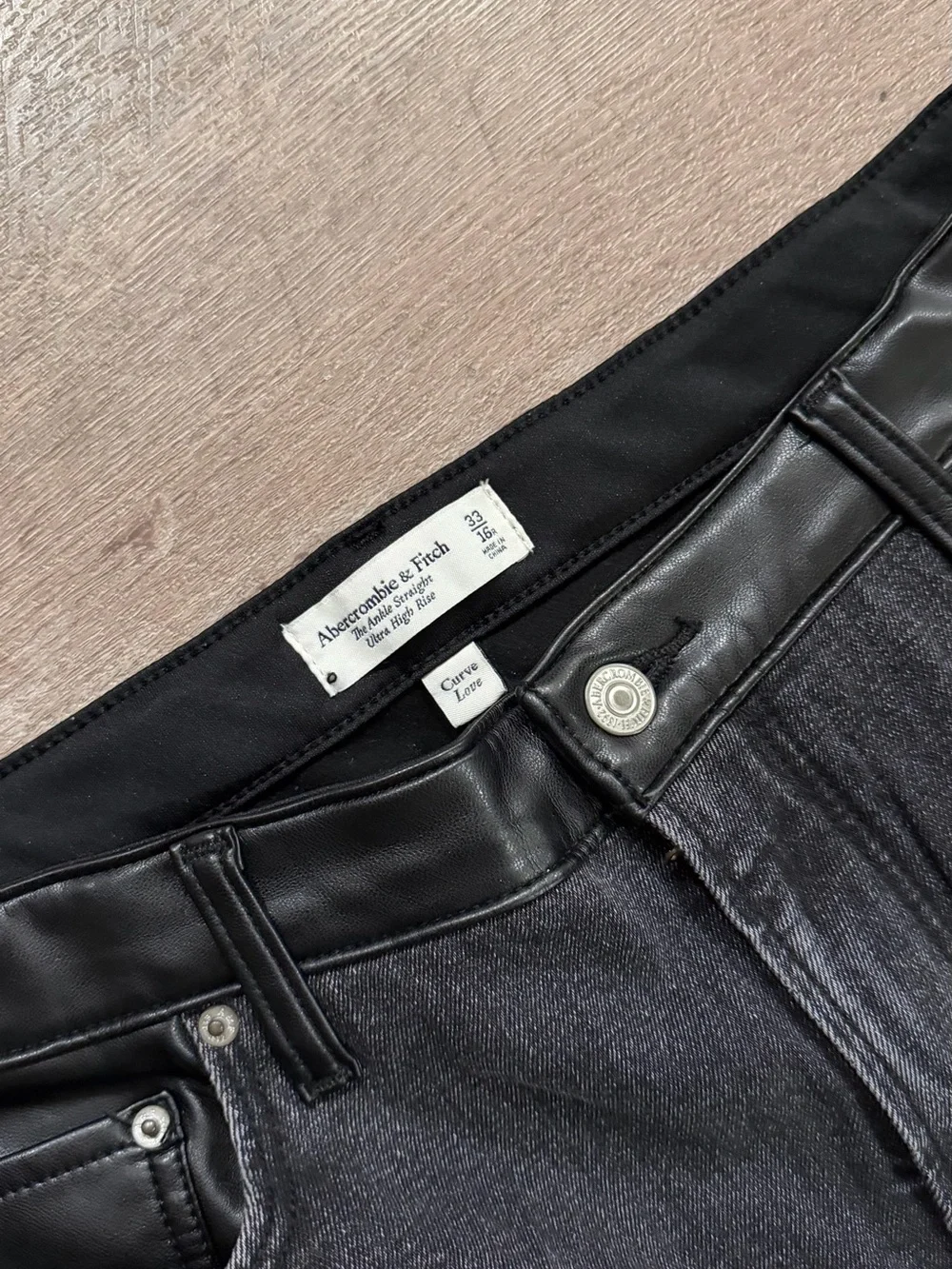 Abercrombie & Fitch Curve Love Black Mixed-Media Ankle Jeans